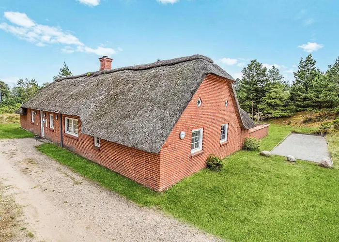 6 Bedroom Beautiful In Hébergement de vacances *
